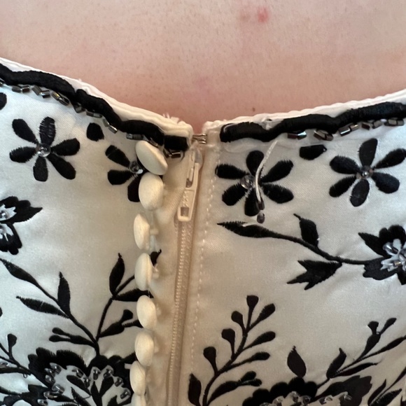 Black and white embroidered wedding dress - Picture 14 of 14